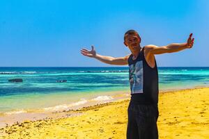 content homme dans l'eau et sur paradis tropical plage Maldives. photo