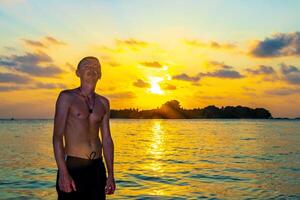 kuramathi Maldives tropical paradis île le coucher du soleil homme Beau Masculin touristique. photo