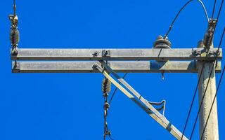 Puissance pôle câble boîte avec bleu ciel dans Mexique. photo