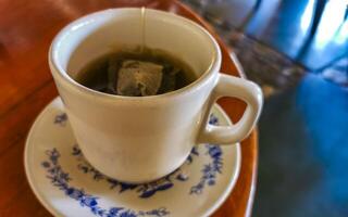 blanc tasse de thé avec thé sac sur table Mexique. photo