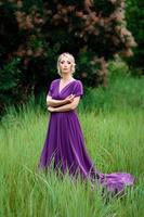 blonde modèle fille dans une robe lilas avec un bouquet photo