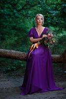 blonde modèle fille dans une robe lilas avec un bouquet photo