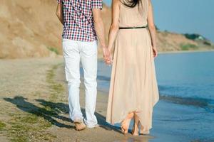 un gars et une fille marchent le long du bord de mer photo