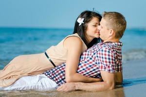 un gars et une fille marchent le long du bord de mer photo