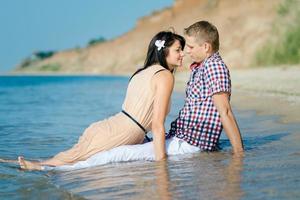 un gars et une fille marchent le long du bord de mer photo