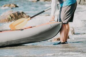 content couple kayaks dans un gonflable kayak sur le mer à le coucher du soleil. couple faire du canoë dans le mer près le île avec montagnes. gens kayak dans la vie vestes naviguer. retour vue photo
