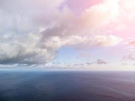 aérien voir. le drone mouches plus de brumeux et duveteux des nuages. bleu ciel Soleil et mer brouillard. abstrait aérien la nature été océan le coucher du soleil mer et ciel Contexte. horizon. vacances, Voyage et vacances concept photo