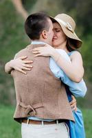 jeune couple, un gars et une fille marchent dans les collines de la montagne photo