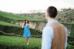 jeune couple, un gars et une fille marchent dans les collines de la montagne photo