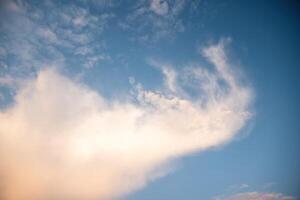 l'éléphant forme des nuages sur bleu ciel Contexte. blanc nuage Regardez comme le éléphant, dans le bleu ciel photo