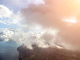 aérien voir. le drone mouches plus de brumeux et duveteux des nuages. bleu ciel Soleil et mer brouillard. abstrait aérien la nature été océan le coucher du soleil mer et ciel Contexte. horizon. vacances, Voyage et vacances concept photo