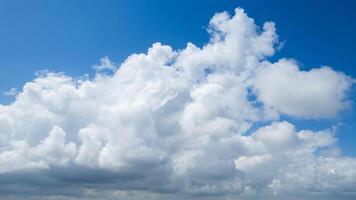 bleu ciel toile de fond avec duveteux cumulus des nuages photo