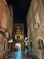 boudva, Monténégro - 25 décembre 2022. étroit rue de le ancien ville illuminé par lanternes photo