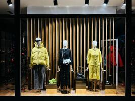 tiva, Monténégro - 25 décembre 2022. vitrine de une boutique dans une centre commercial avec femmes vêtements d'extérieur photo