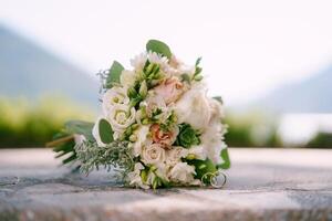 franchi or mariage anneaux supporter contre le Contexte de le la mariée bouquet photo