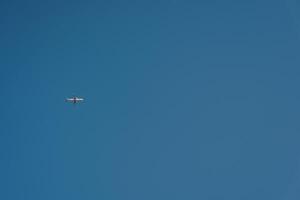 passager avion mouches dans le clair bleu ciel photo