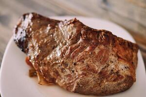 juteux frit filet avec épices mensonges sur une assiette photo