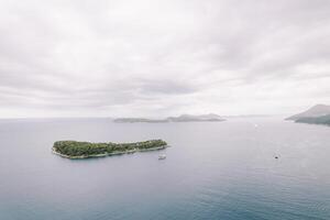 navire voiles passé le vert île de daksa. dubrovnik, Croatie. drone photo