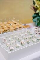 salades dans des lunettes avec cuillères et mini-burgers supporter sur une de fête buffet photo