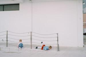 peu les filles crawl sur le rampe près le bâtiment photo