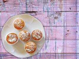 bonbons sur le fond en bois photo