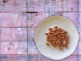 amandes sur fond de bois photo