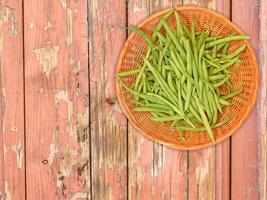 légume haricot vert sur fond de bois photo