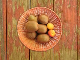 fruits sur le fond en bois photo