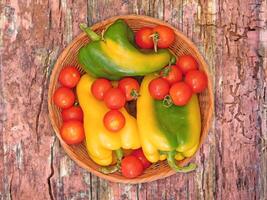 légumes sur fond de bois photo