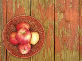 pommes sur le fond en bois photo