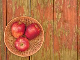 pommes sur le fond en bois photo