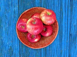 pommes sur le fond en bois photo