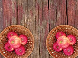 pommes sur le fond en bois photo