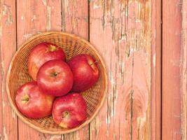 pommes sur le fond en bois photo