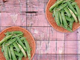 pois verts sur le fond en bois photo