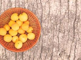 abricots sur le fond en bois photo