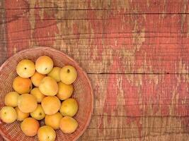 abricots sur le fond en bois photo