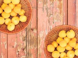 abricots sur le fond en bois photo