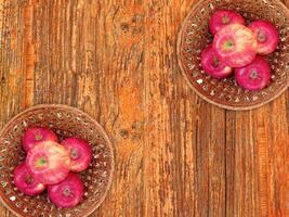 pommes sur le fond en bois photo