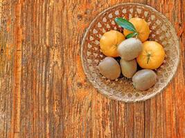 fruits sur le fond en bois photo