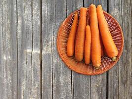 carottes sur le fond en bois photo