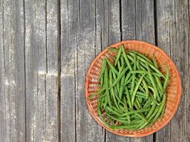 légume haricot sur fond de bois photo