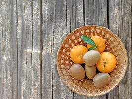 fruits sur le fond en bois photo