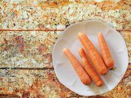 carottes sur le fond en bois photo