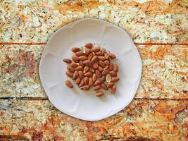 amandes sur fond de bois photo