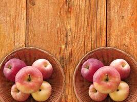 pommes sur le fond en bois photo