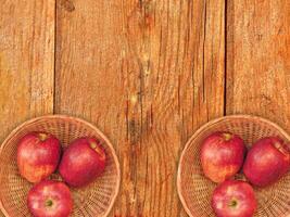 pommes sur le fond en bois photo