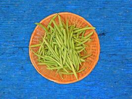 légume haricot vert sur fond de bois photo