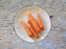 carottes sur le fond en bois photo