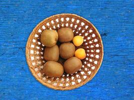 fruits sur le fond en bois photo